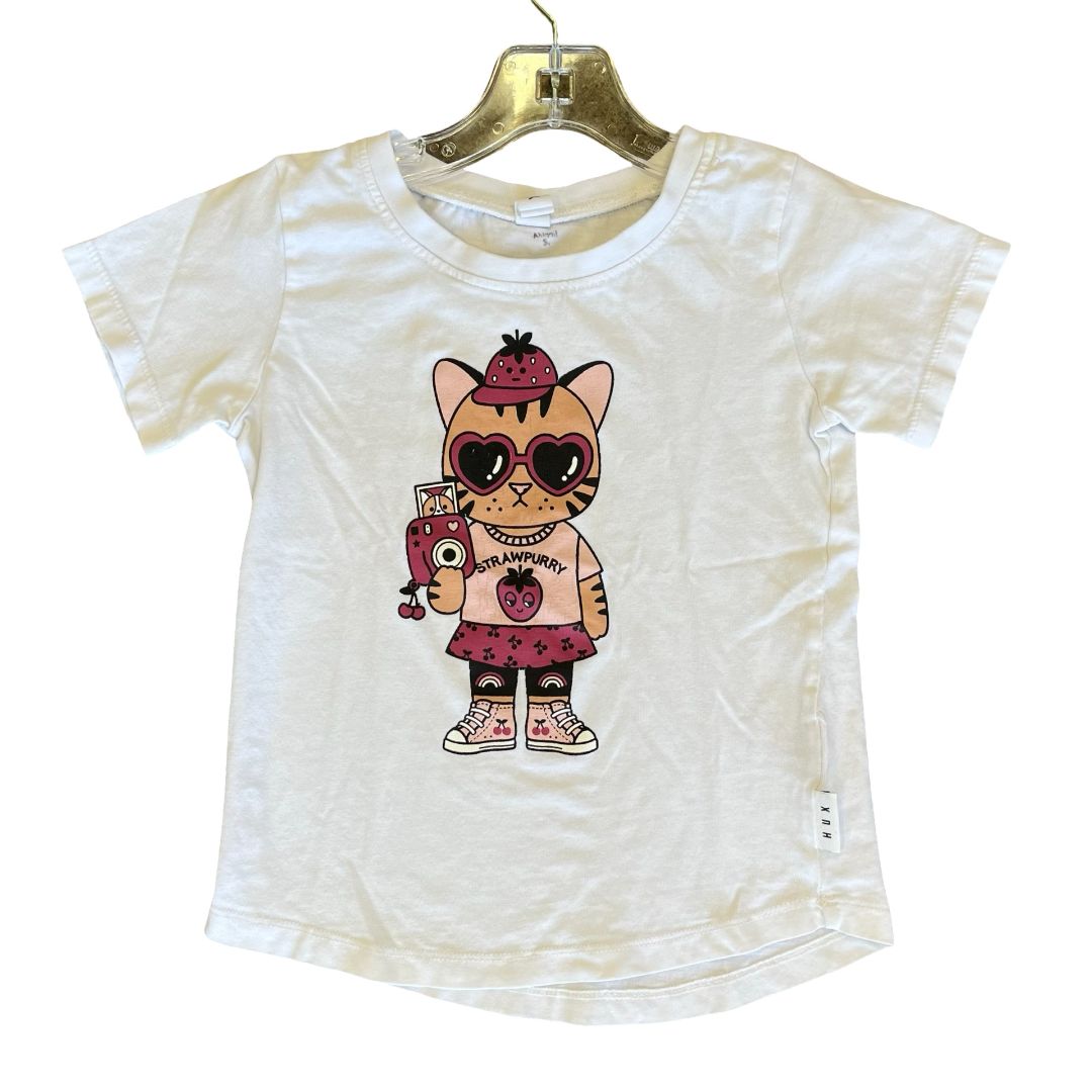 Hux white w/strawberry cat tshirt, 5 years
