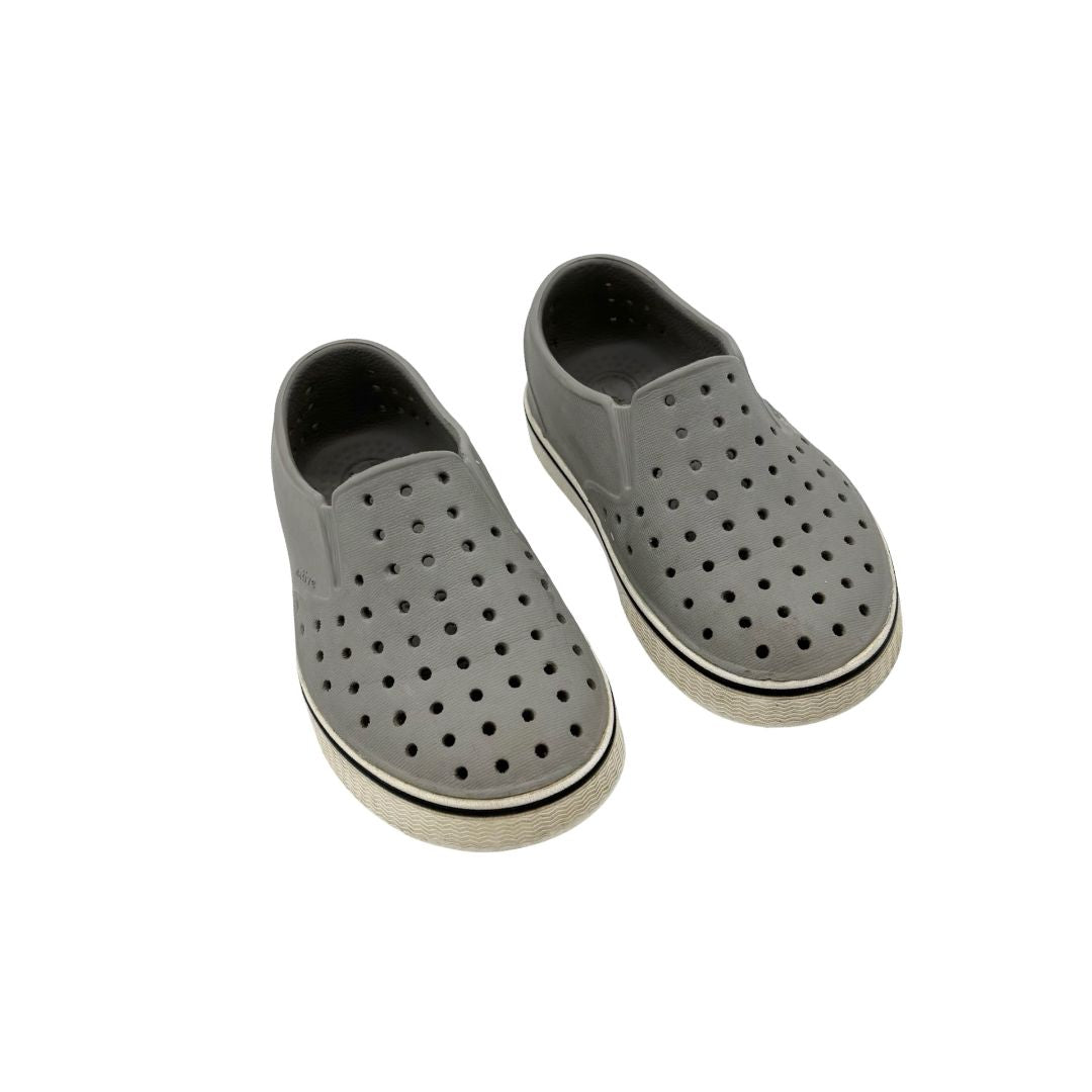 Natives grey Miles , 10 little kid