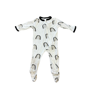 Kyte White w/black rainbow aleeper, 3-6 months